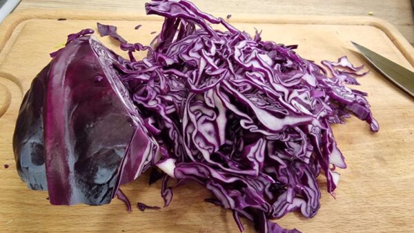 Csíkokra vágott lila káposzta