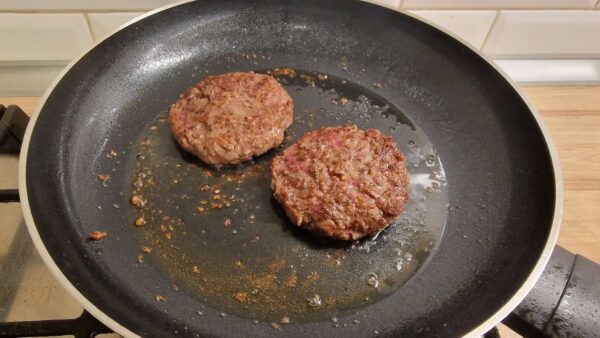 Hamburger húspogácsa sütése keto burgerhez