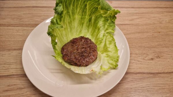 Húspogácsa salátalevélen