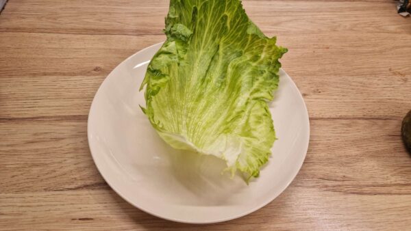 Jégsaláta előkészítése keto hamburgerhez