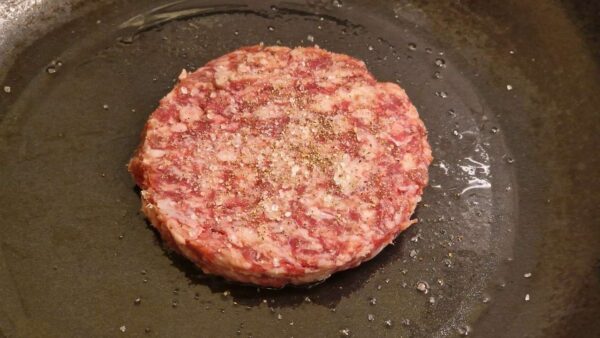 Keto hamburger húspogácsa sütése