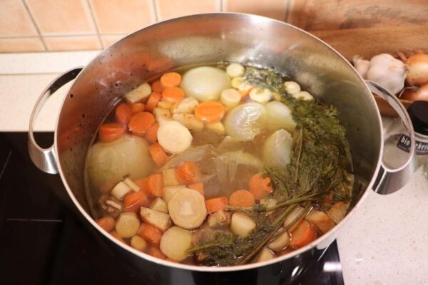 Marhahúsleves fazékban