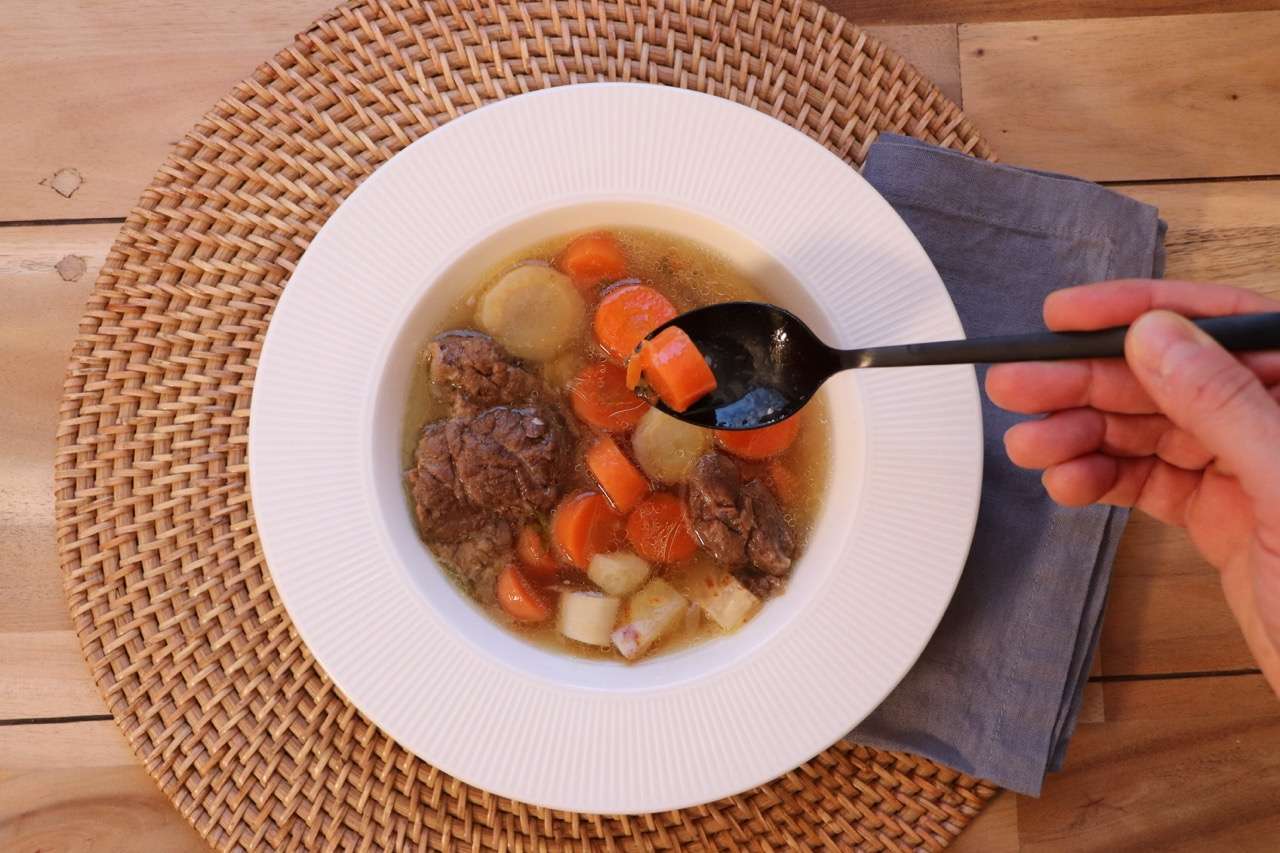 Marhahúsleves tálalása